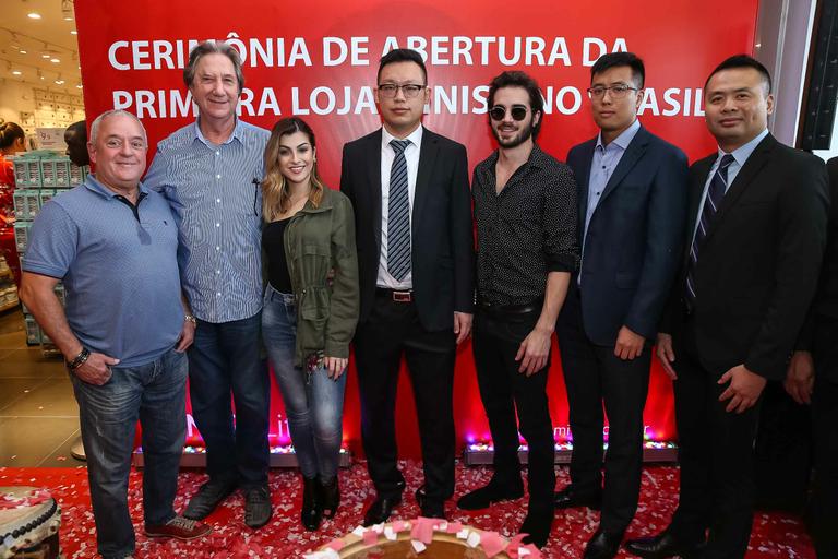 Fiuk e Nah Cardoso geram comoção em inauguração de loja