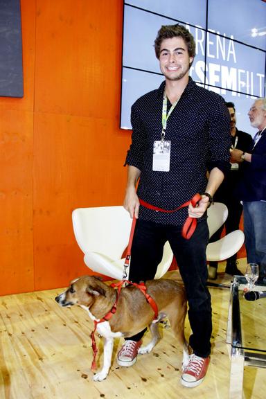 Rafael Vitti leva seu cachorro para a Bienal do Livro