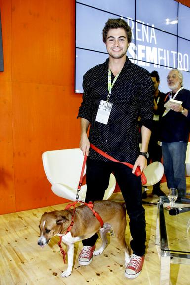 Rafael Vitti leva seu cachorro para a Bienal do Livro