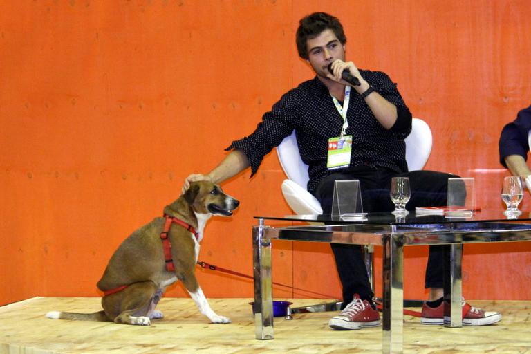 Rafael Vitti leva seu cachorro para a Bienal do Livro