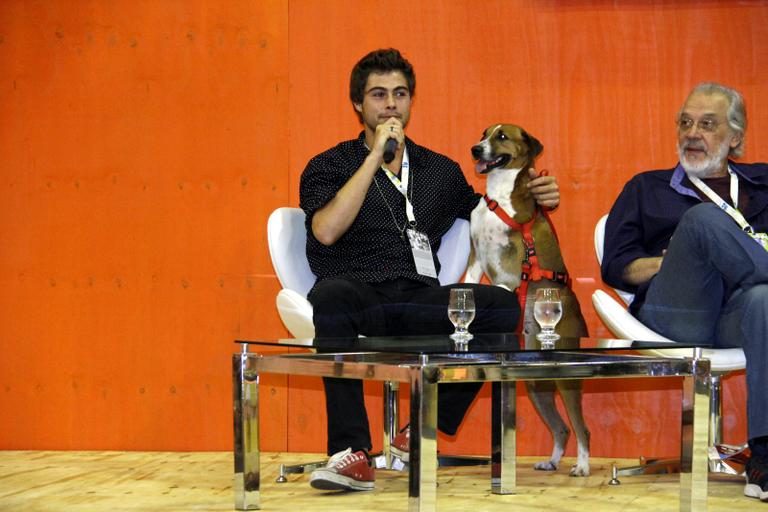 Rafael Vitti leva seu cachorro para a Bienal do Livro