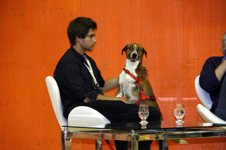 Rafael Vitti leva seu cachorro para a Bienal do Livro