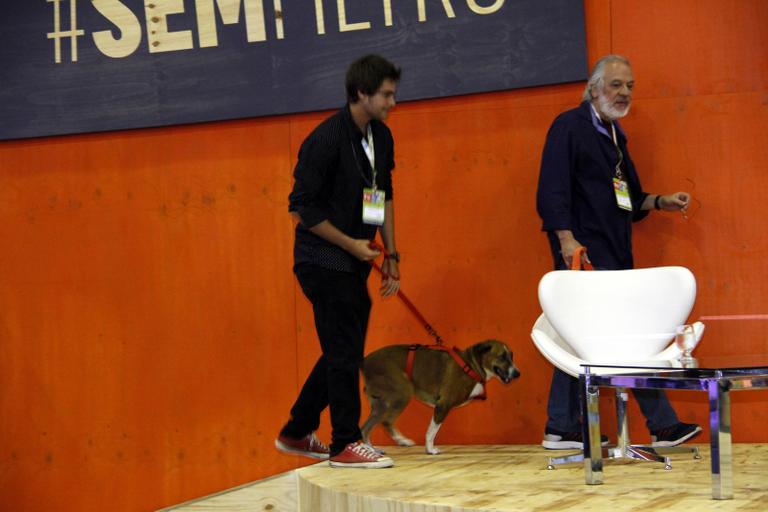 Rafael Vitti leva seu cachorro para a Bienal do Livro