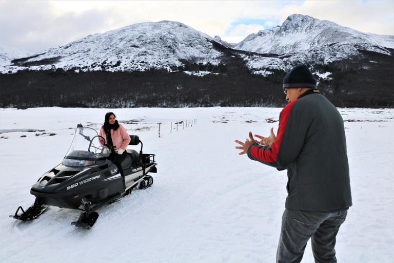 Marcos Salles mexe os dedos paralisados com a baixa temperatura de 4 graus no Centro Invernal Tierra Mayor 