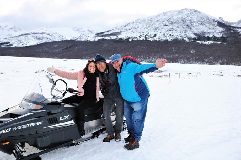 Amanda, Marcos e Mário Barros, presidente da Agência Brasileiros em Ushuaia, que fez o roteiro da viagem 