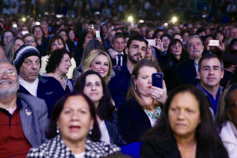 Ellen Rocche surge com rapaz moreno no show de Roberto Carlos