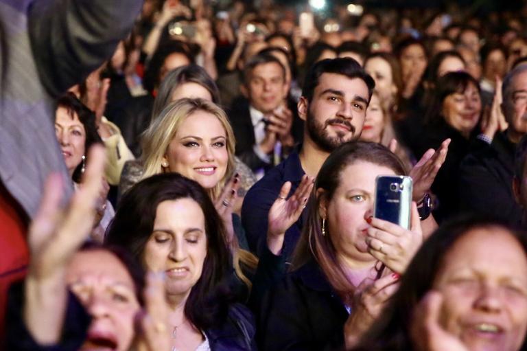 Ellen Rocche surge com rapaz moreno no show de Roberto Carlos