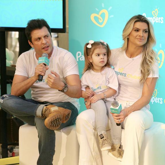 Valentina se diverte em piscina de bolinhas