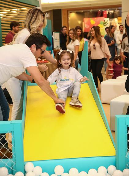 Valentina se diverte em piscina de bolinhas