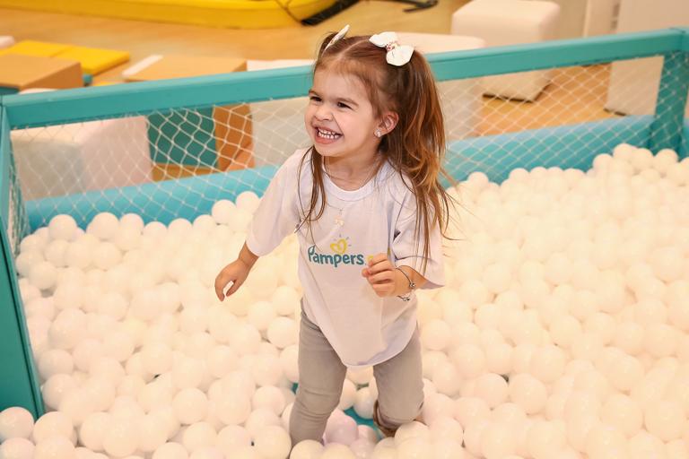 Valentina se diverte em piscina de bolinhas