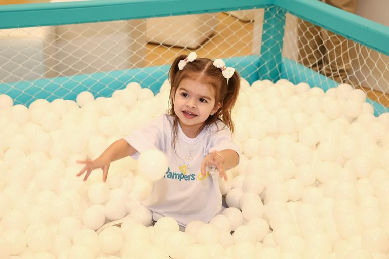 Valentina se diverte em piscina de bolinhas