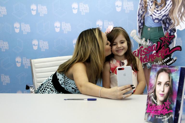 Larissa Manoela na Bienal do Livro