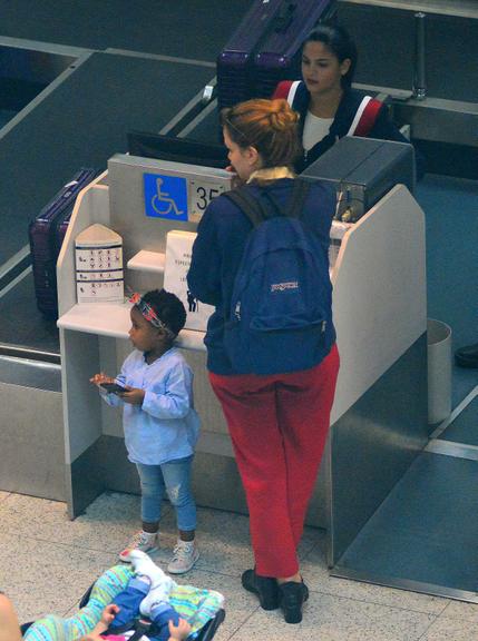 Leandra Leal faz raríssima aparição com a filha em aeroporto