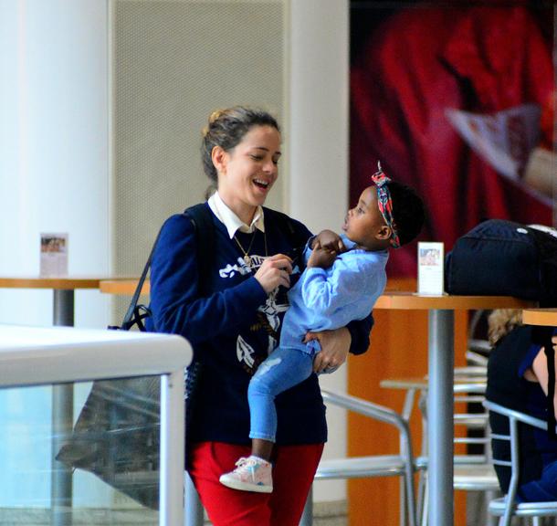 Leandra Leal faz raríssima aparição com a filha em aeroporto