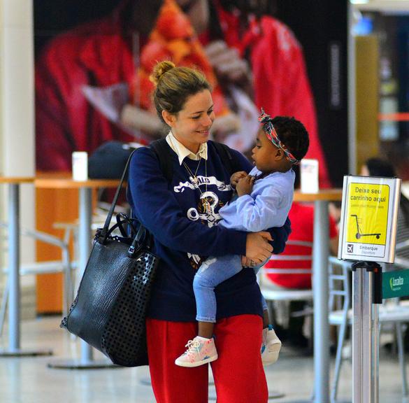 Leandra Leal faz raríssima aparição com a filha em aeroporto