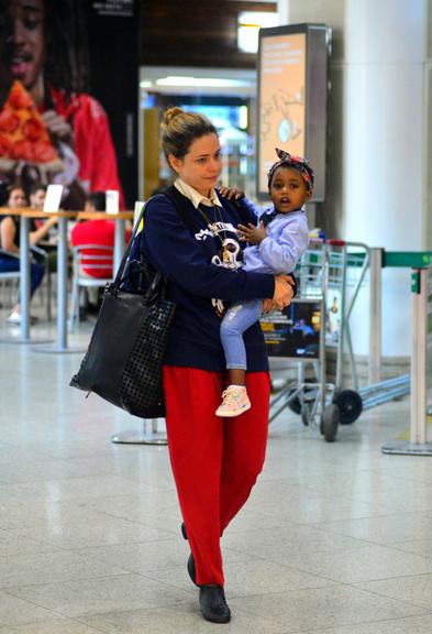 Leandra Leal faz raríssima aparição com a filha em aeroporto