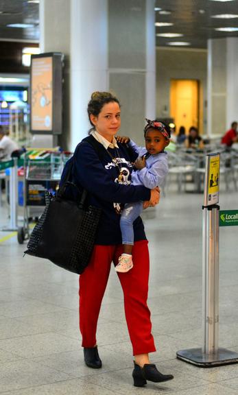 Leandra Leal faz raríssima aparição com a filha em aeroporto