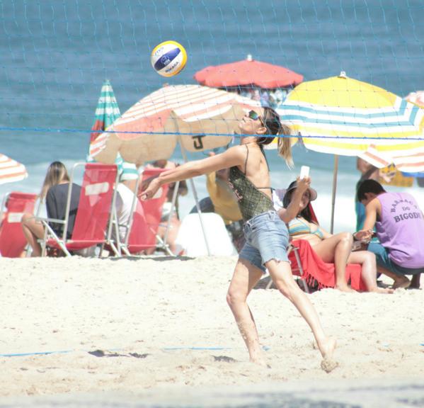 Fernanda Lima joga futevôlei na praia de Ipanema