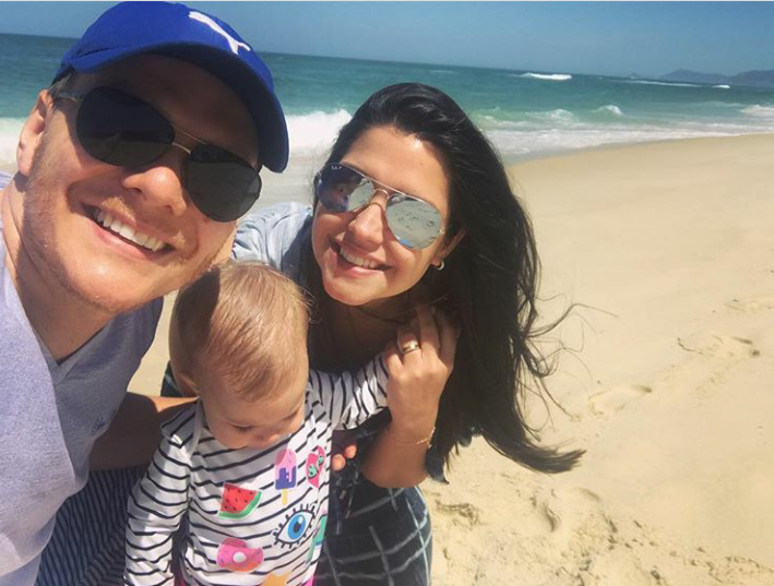 Michel Teló e Thais Fersoza levam Melinda à praia