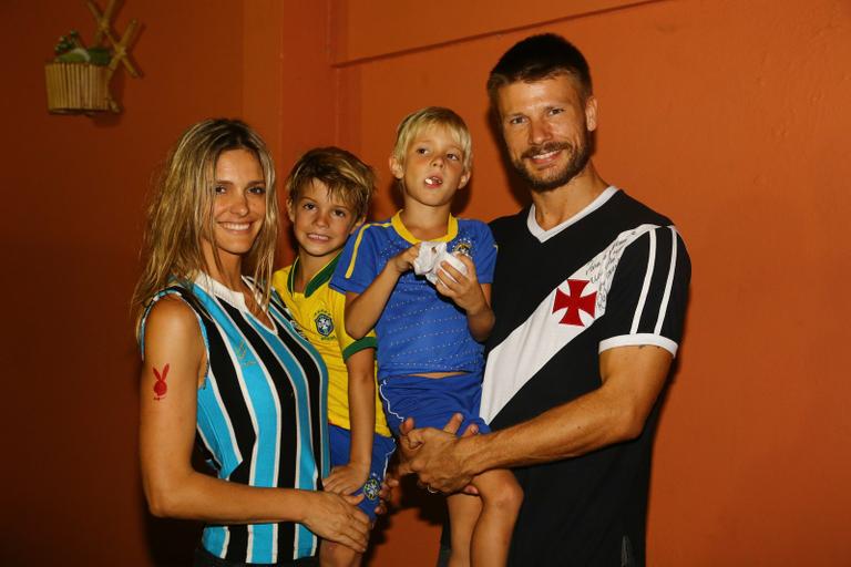 Fernanda Lima e Rodrigo Hilbert com os filhos gêmeos Francisco e João