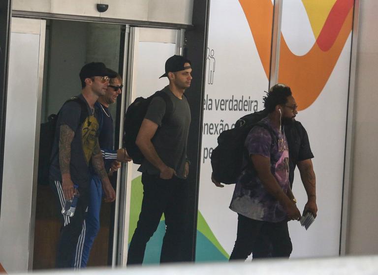 Integrantes do Maroon 5 desembarcam no Rio de Janeiro