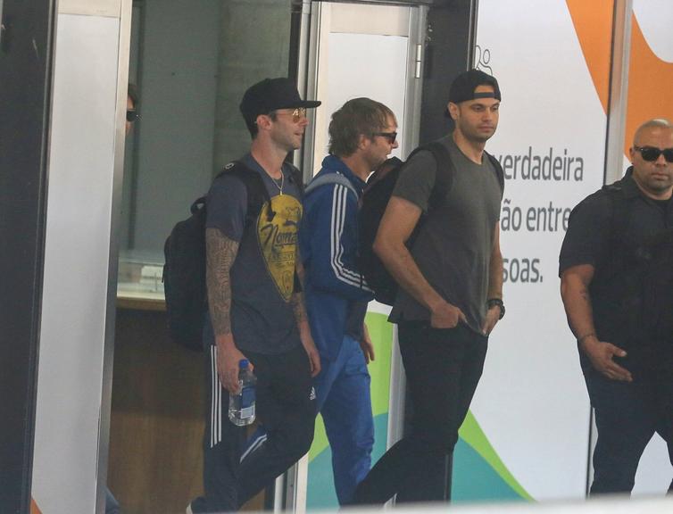 Integrantes do Maroon 5 desembarcam no Rio de Janeiro