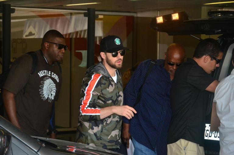 Justin Timberlake chega ao Rio e posa com os fãs