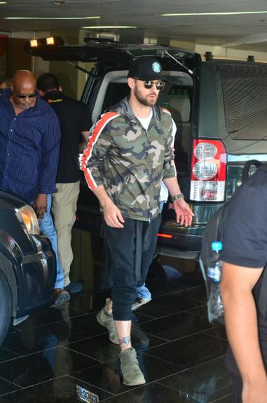 Justin Timberlake chega ao Rio e posa com os fãs