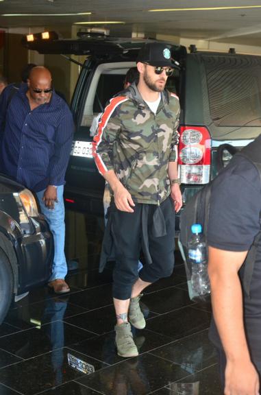 Justin Timberlake chega ao Rio e posa com os fãs