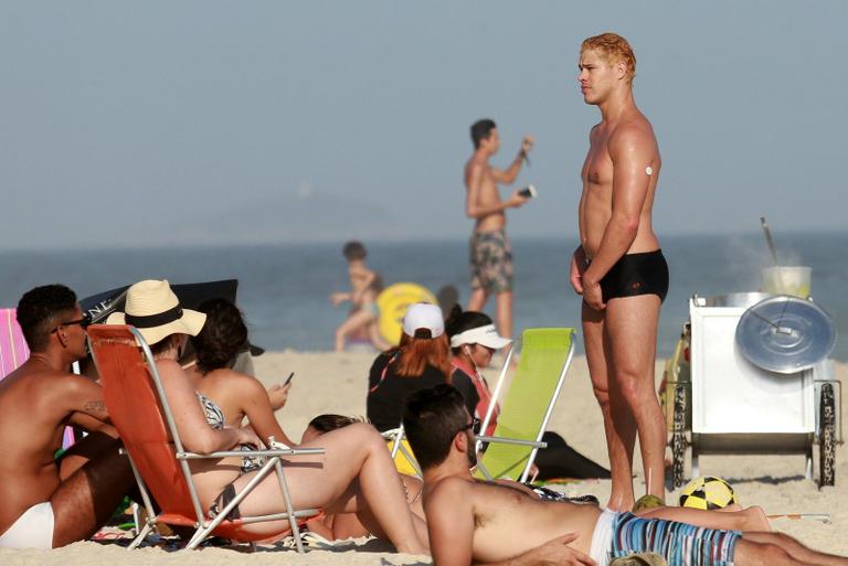 Loiro, José Loreto curte praia com Débora Nascimento