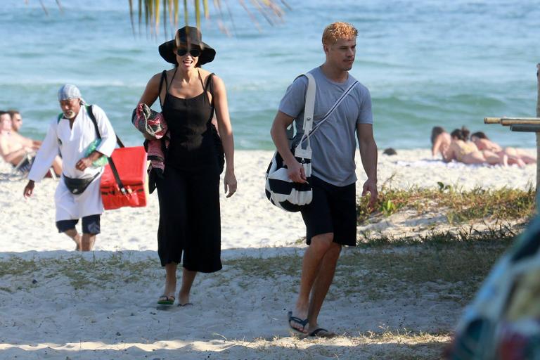 Loiro, José Loreto curte praia com Débora Nascimento