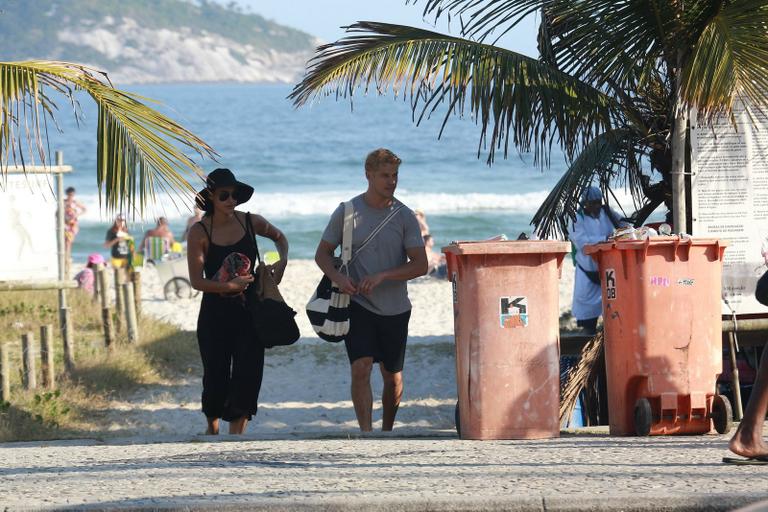 Loiro, José Loreto curte praia com Débora Nascimento