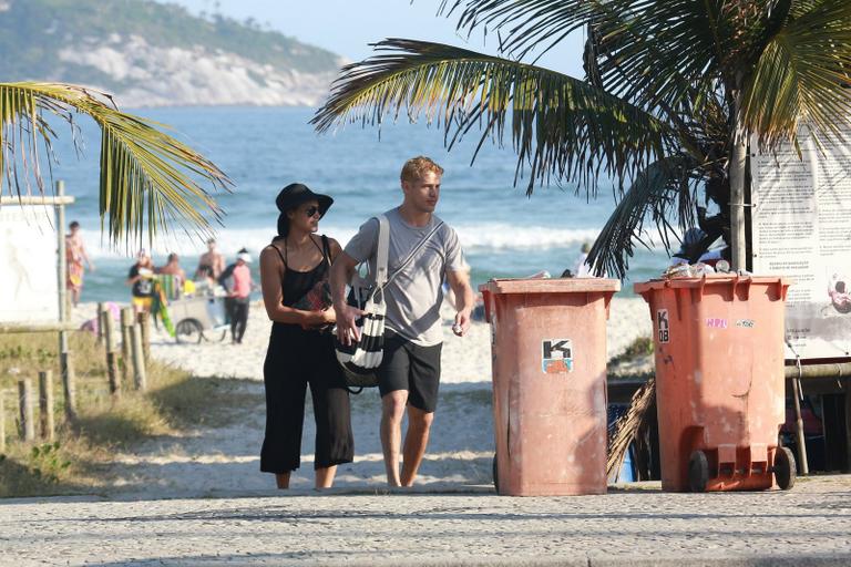 Loiro, José Loreto curte praia com Débora Nascimento