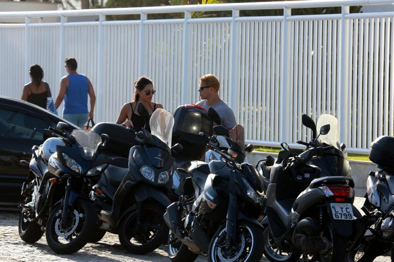 Loiro, José Loreto curte praia com Débora Nascimento