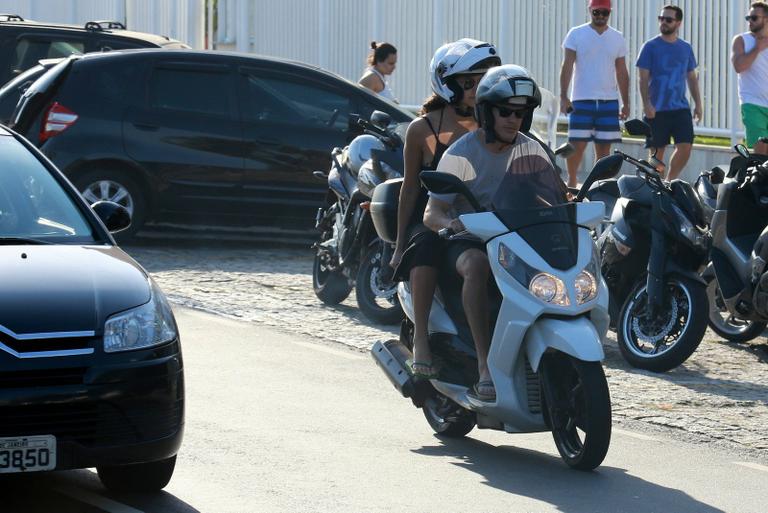 Loiro, José Loreto curte praia com Débora Nascimento