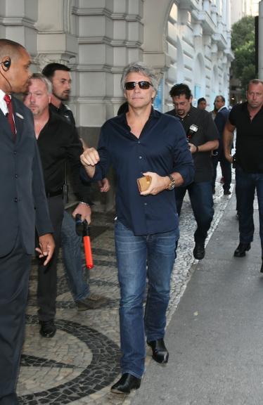 No Rio, Jon Bon Jovi passeia e posa com fãs na rua