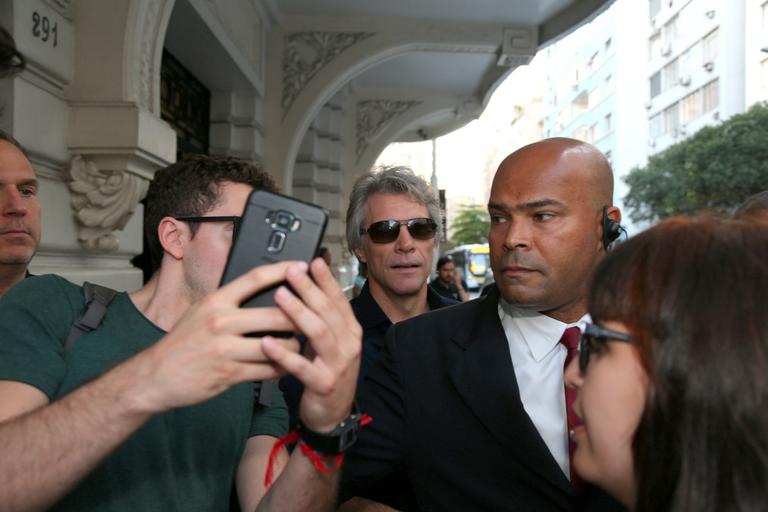 No Rio, Jon Bon Jovi passeia e posa com fãs na rua