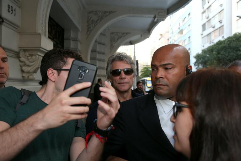 No Rio, Jon Bon Jovi passeia e posa com fãs na rua