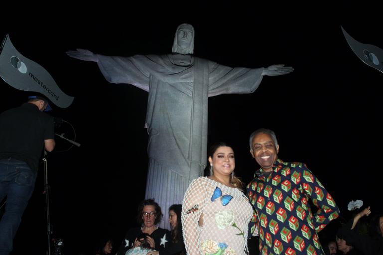 Preta Gil canta com o pai, Gilberto Gil, no Cristo Redentor