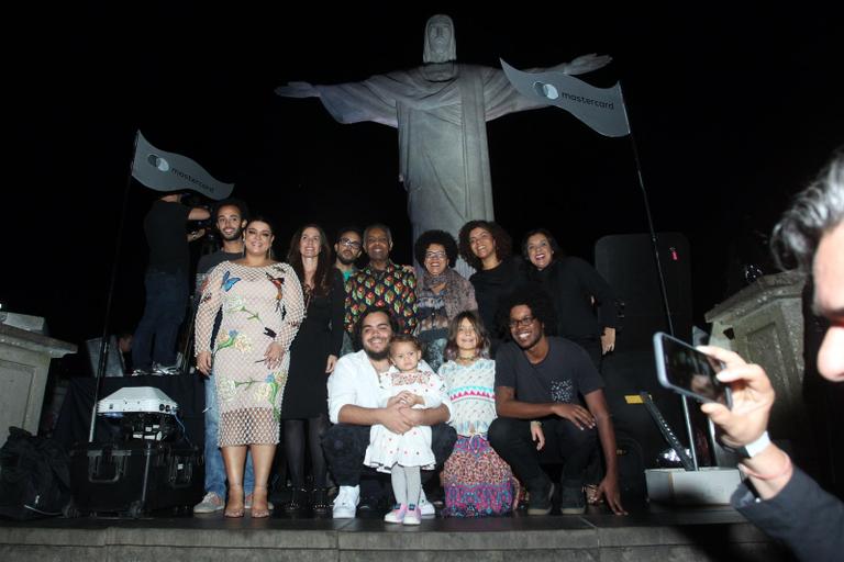 Preta Gil canta com o pai, Gilberto Gil, no Cristo Redentor