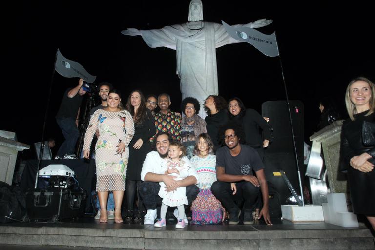 Preta Gil canta com o pai, Gilberto Gil, no Cristo Redentor