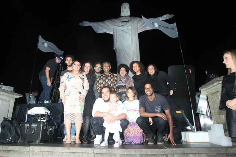 Preta Gil canta com o pai, Gilberto Gil, no Cristo Redentor