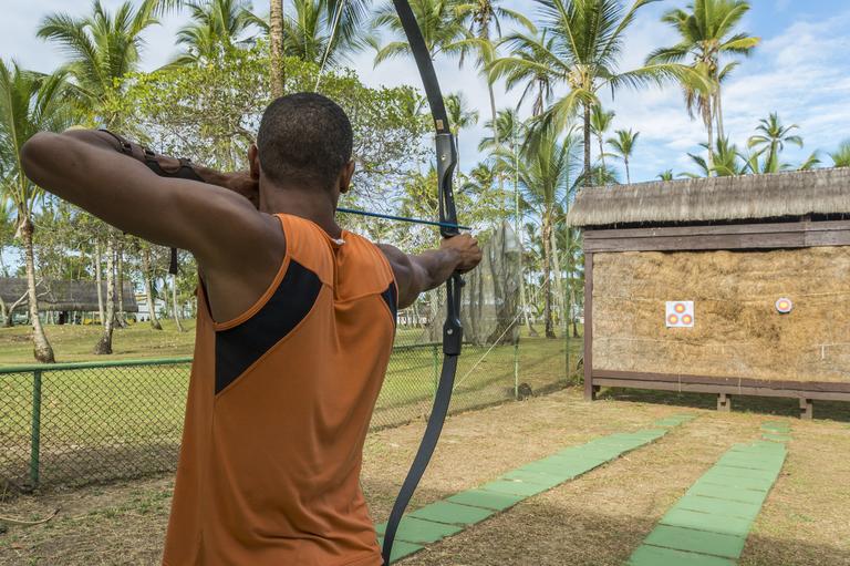 Opções de lazer, como a prática do arco e flecha deixam a experiência do Hotel Transamérica Ilha de Comandatuba única