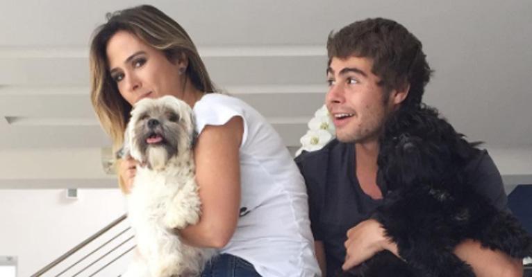 Rafael Vitti se diverte com cachorros de Tatá Werneck