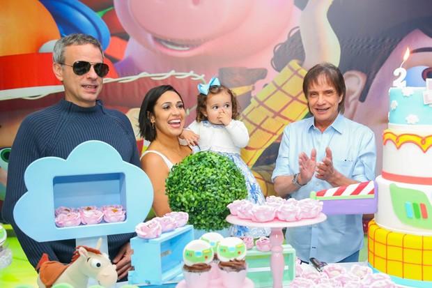 Roberto Carlos marcou presença na festa de aniversário de dois anos da neta Laura, herdeira de Dudu Braga e Valeska