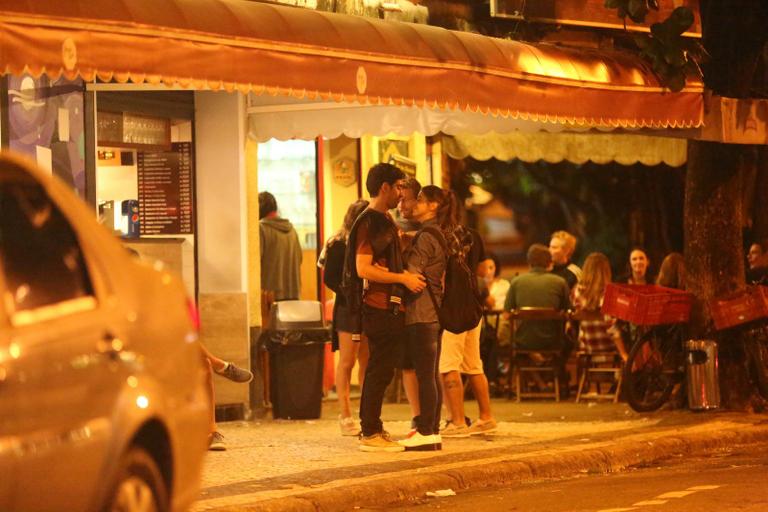 Marcelo Adnet troca carinhos com a nova namorada, Patrícia Cardoso, em bar no Rio