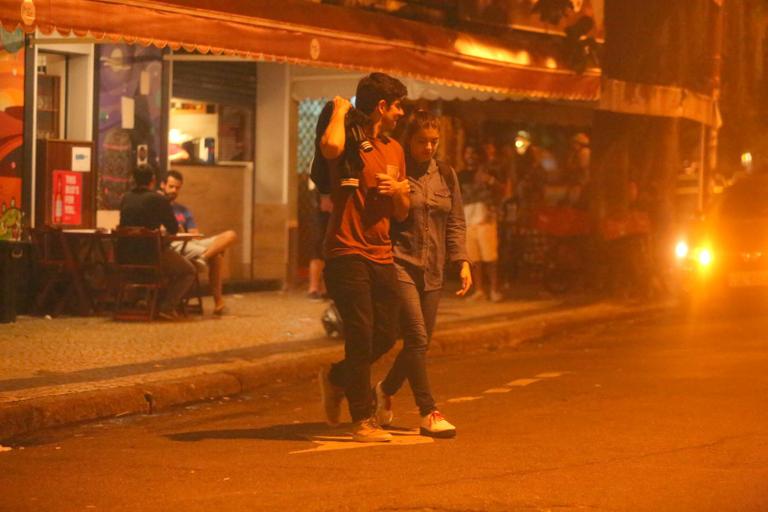 Marcelo Adnet troca carinhos com a nova namorada, Patrícia Cardoso, em bar no Rio