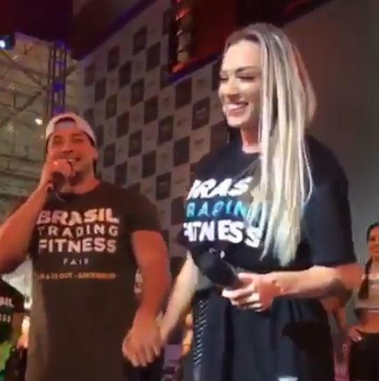 Felipe Franco se declara para Juju Salimeni em evento