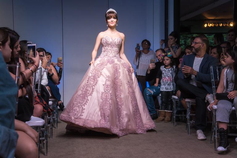 Giovanna Chaves participa de desfile de debutantes