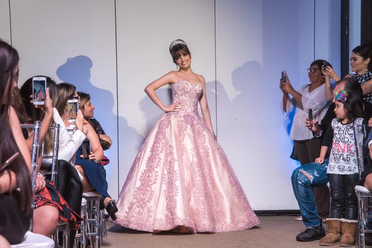 Giovanna Chaves participa de desfile de debutantes